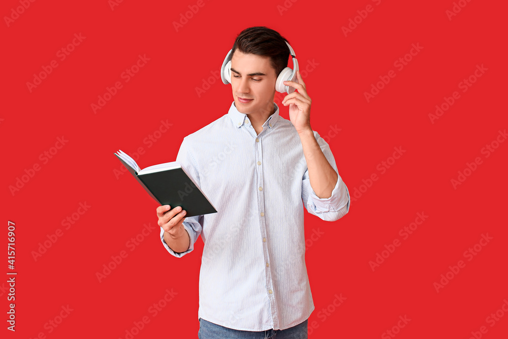 戴着耳机的年轻人在彩色背景下看书