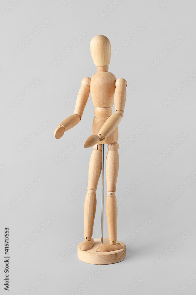 浅色背景的木制人体模型