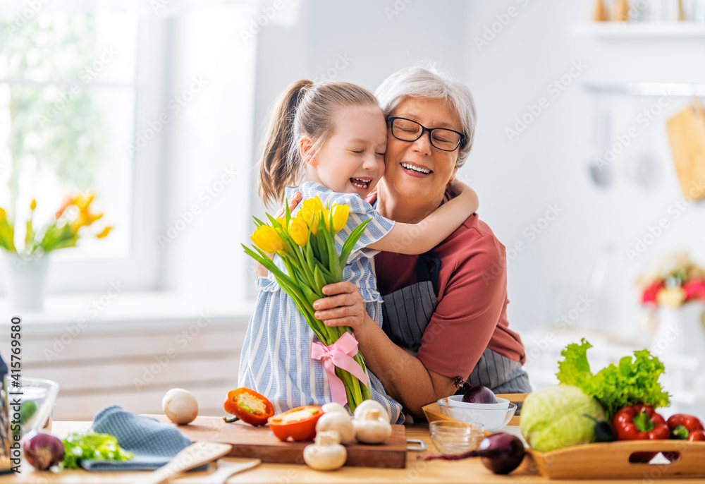 孙女正在给奶奶送花