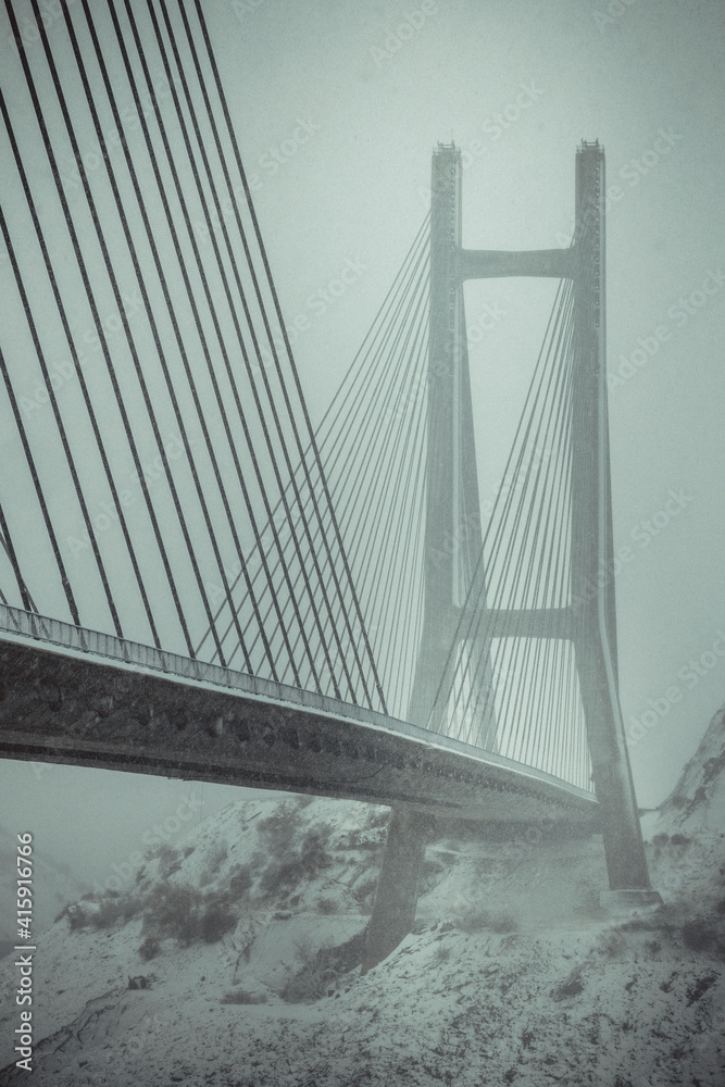 大雪中的大悬索桥