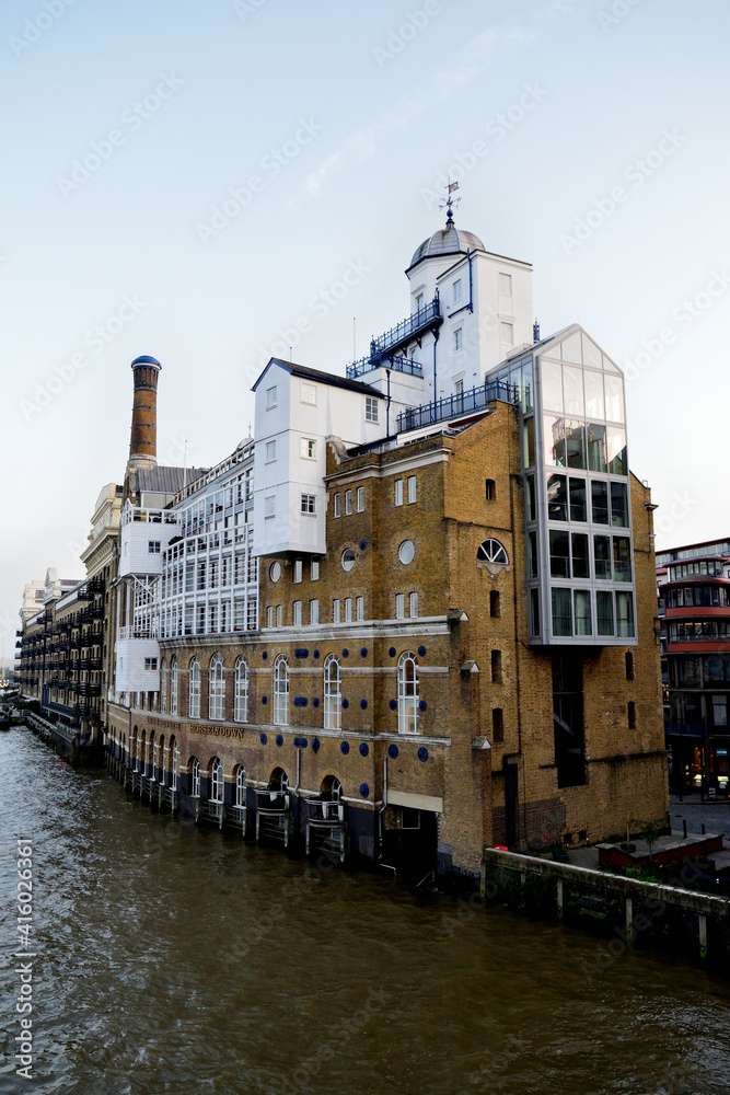泰晤士河上的旧仓库被改造成现代住房空间——英国伦敦