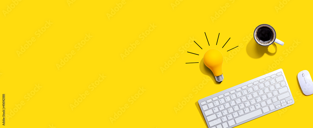电脑键盘，上面有一个黄色灯泡