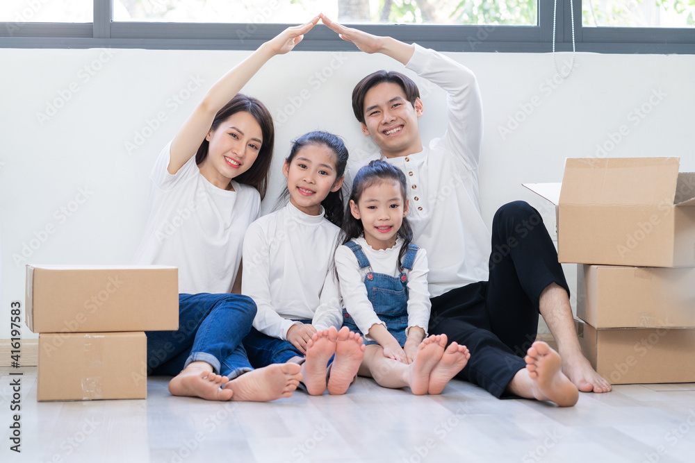 亚洲年轻家庭正在一起搬进新家