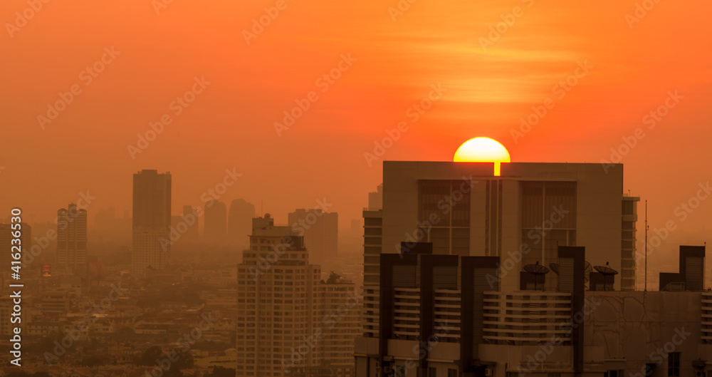 空气污染。烟雾和pm2.5的微尘在早晨覆盖了城市，天空呈橙色。城市