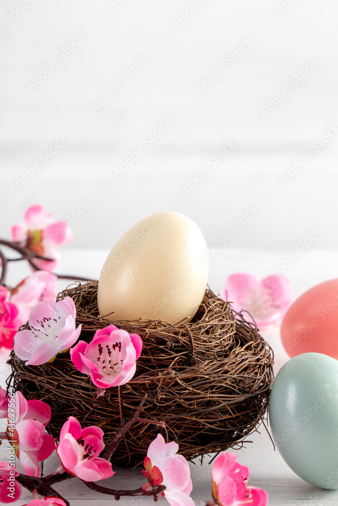 粉红色梅花窝里五颜六色的复活节彩蛋特写。