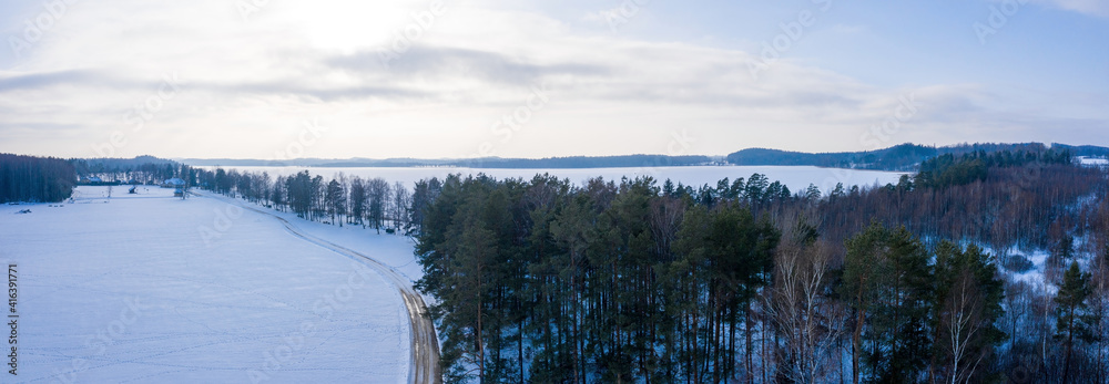 拉脱维亚森林中央巨大冰冻湖泊的美丽鸟瞰图。冰冻的Ungurs湖