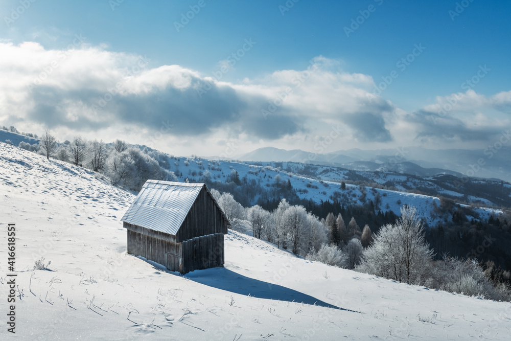 雪林中木屋的奇妙冬季景观。喀尔巴阡山脉的舒适小屋。Ch