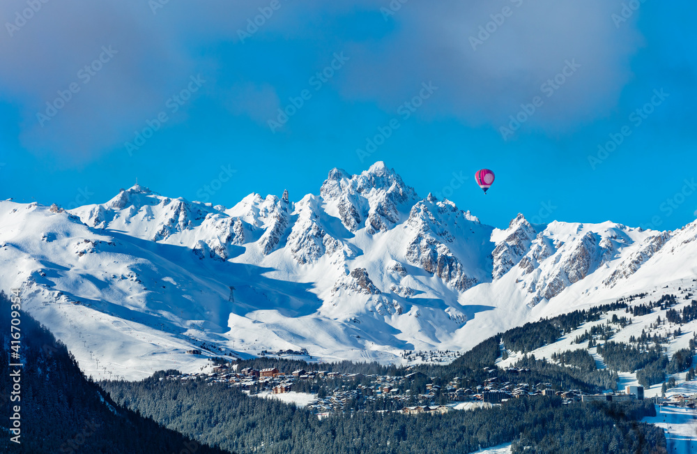 法国阿尔卑斯山库尔舍维尔山谷上空的彩色热气球