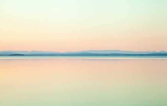 一个迷人的聚会景观冥想。平静的湖面上，科拉半岛的特尔斯基区湖泊