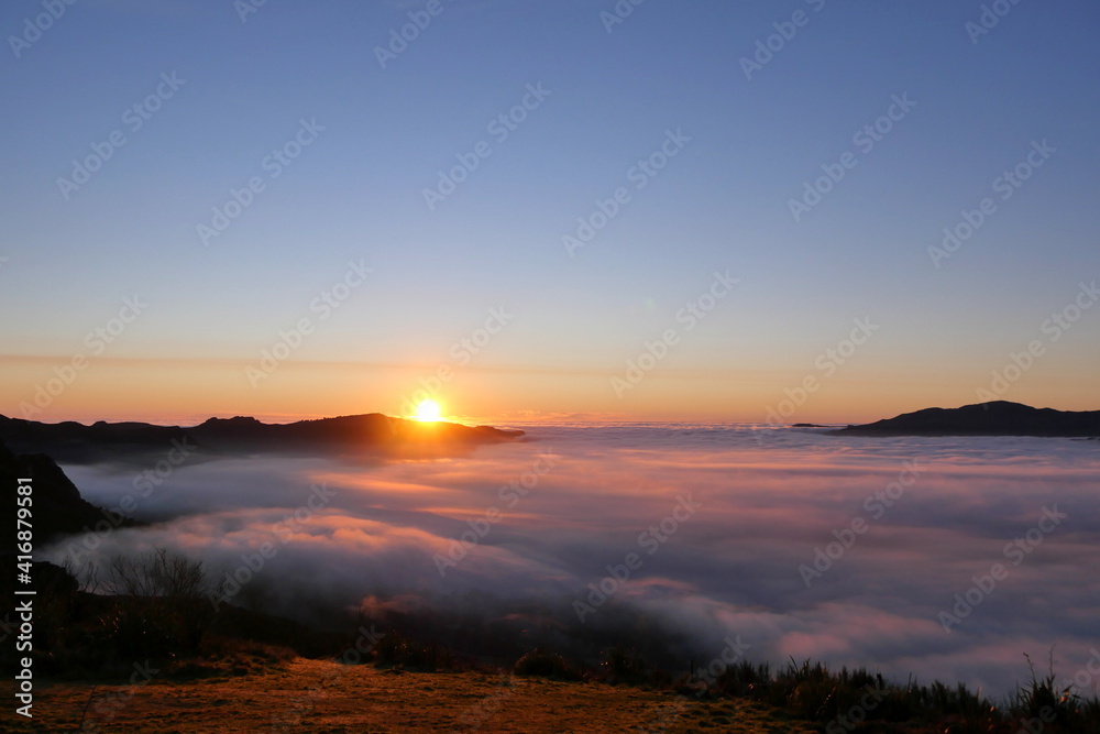 金色日出时壮丽的薄雾山谷景观