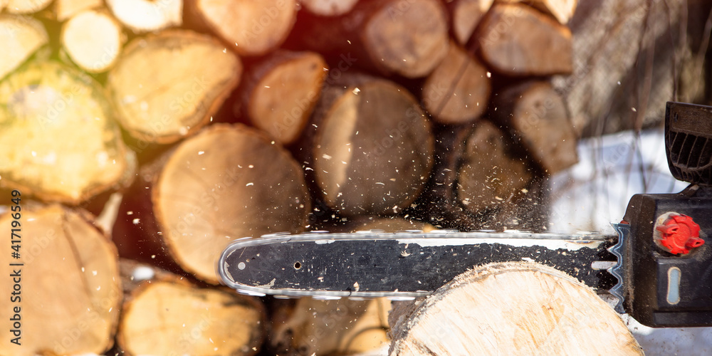电锯刀片切割原木。为冬天准备木柴。自然的生活方式
