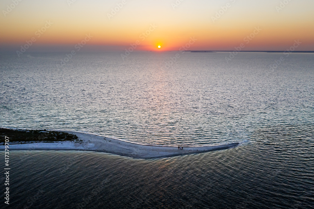 俯瞰傍晚的大海，与游客一起吐口水。日落在海洋中，阳光黄昏柔和。