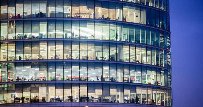商务办公室晚上的窗户，英国伦敦市公司大楼
