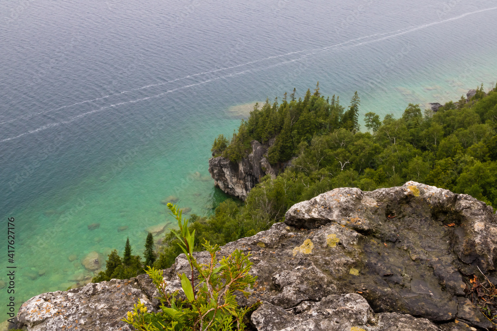 布鲁斯半岛：背景是树木的悬崖和湖泊