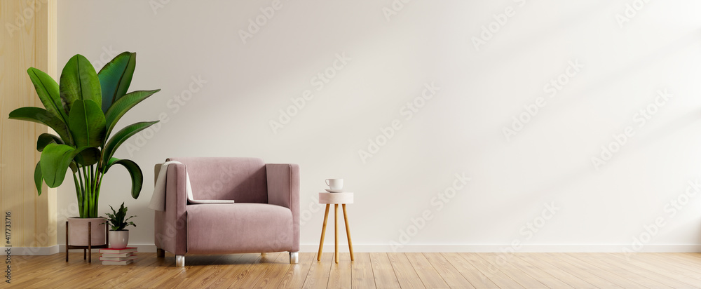 现代极简主义室内，空白墙背景上有一把扶手椅。