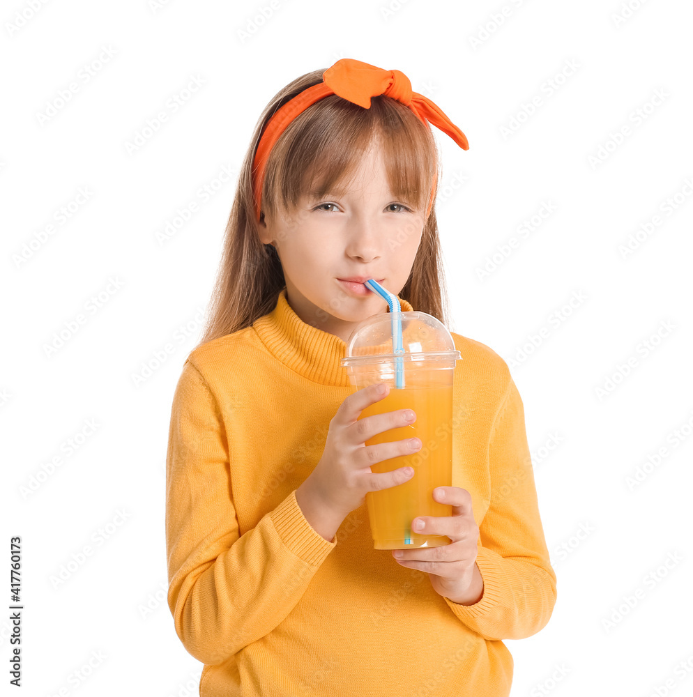 白色背景下喝橙汁的可爱小女孩