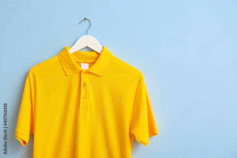 时尚衬衫挂在彩色背景上