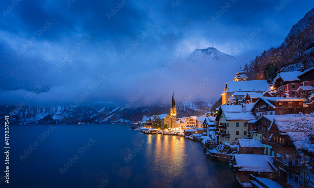奥地利冬季，黄昏时分，美丽的哈尔斯塔特湖畔小镇