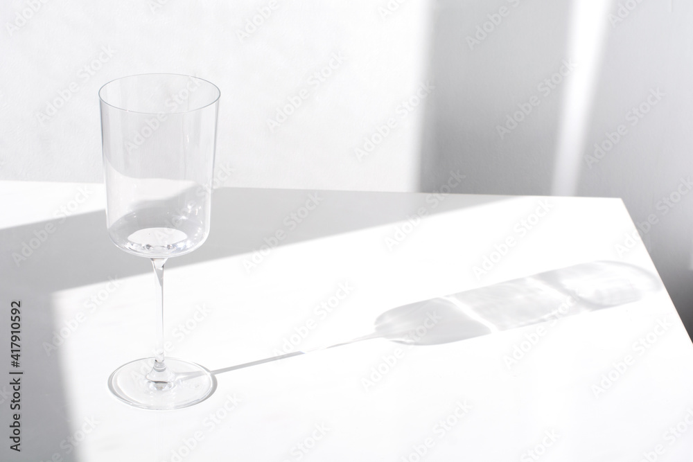 空透明酒杯和白色背景反射