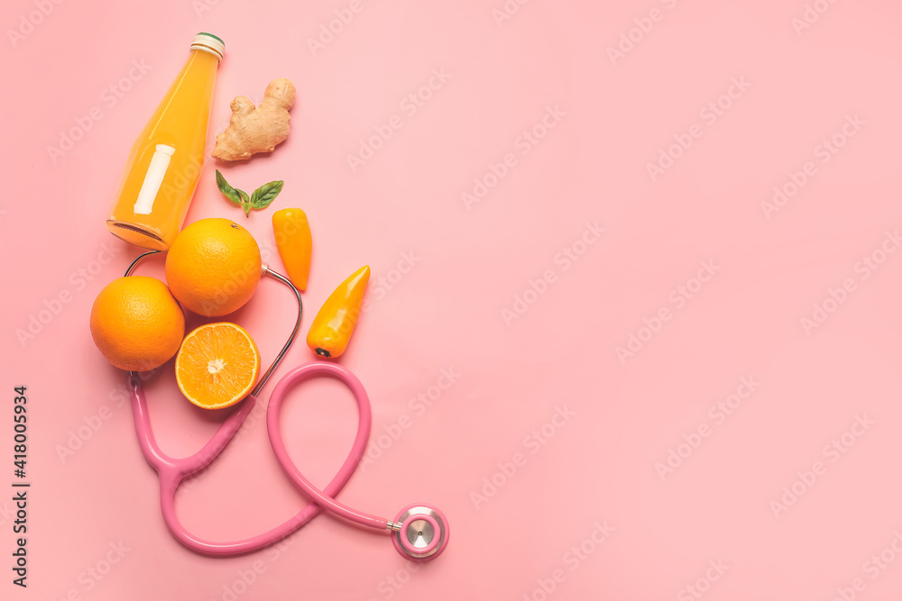 彩色背景的健康产品、听诊器和一瓶果汁