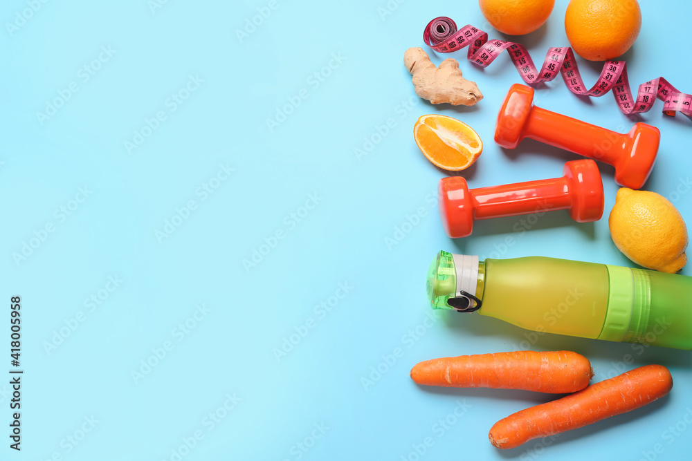 健康产品、哑铃和彩色背景果汁瓶