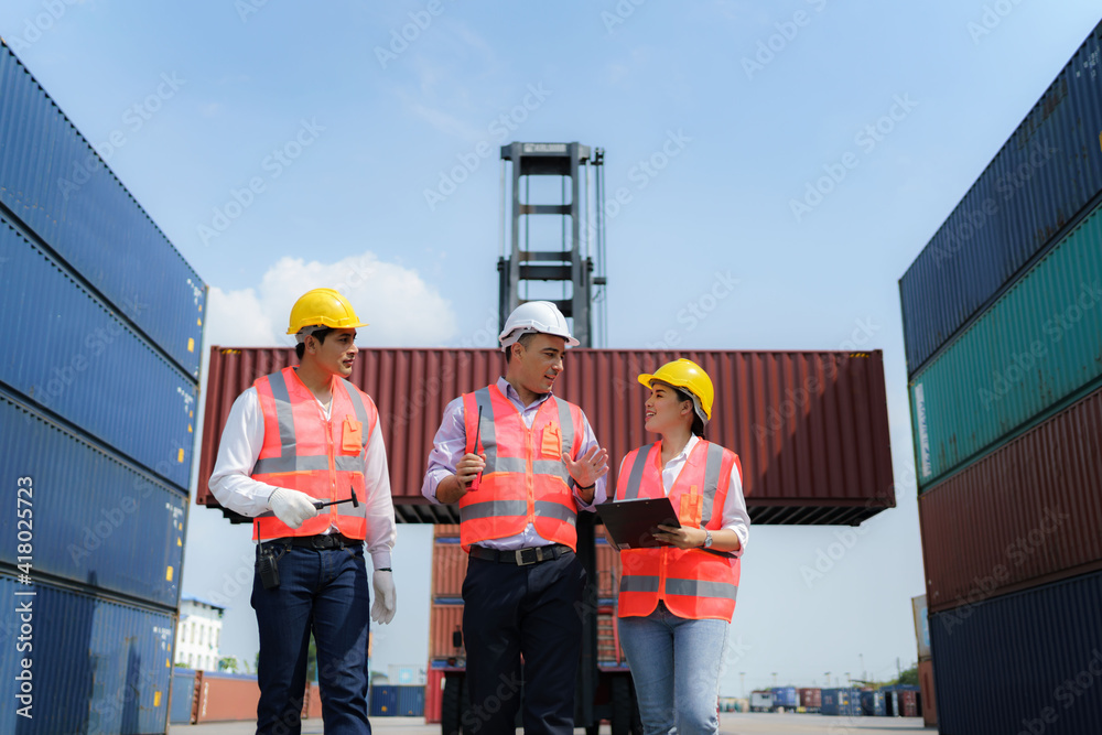 亚洲工头向工人讲解集装箱码头的各种操作