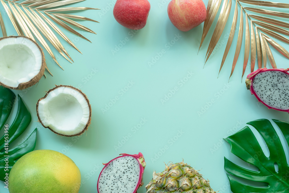 夏季水果。热带棕榈叶、菠萝、椰子、木瓜、火龙果、绿背橙
