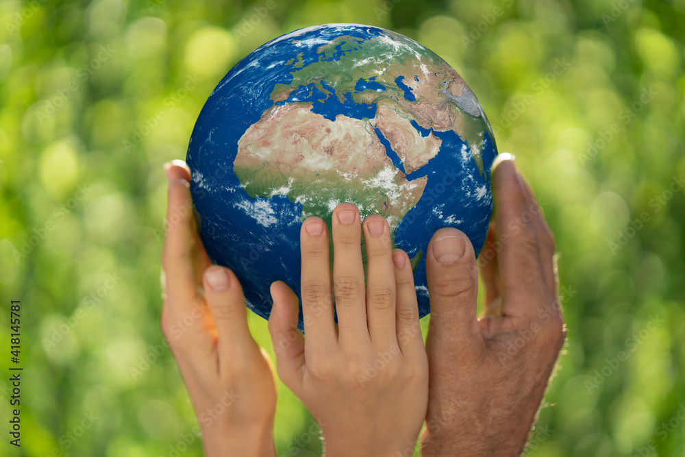 一家人手握地球。这张照片的元素由NASA提供