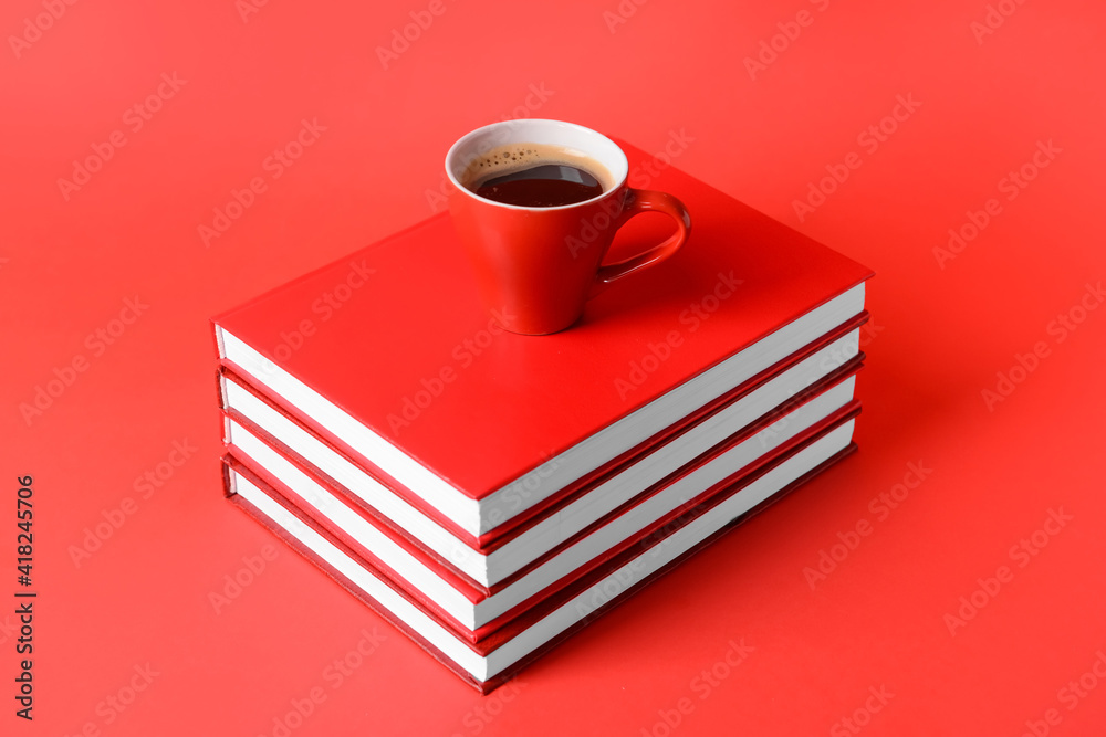 彩色背景下的空白书籍和一杯咖啡