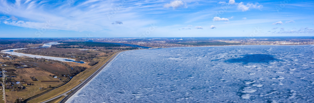 拉脱维亚萨拉斯皮尔斯市和里加市附近巨大水坝的冬季鸟瞰图。