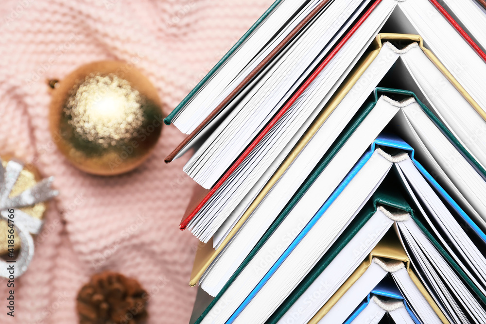 织物背景上的不同书籍制成的圣诞树