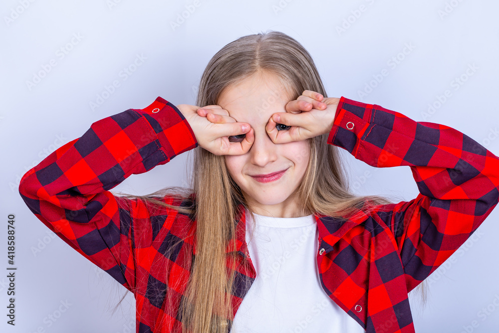 有趣的女孩用手指展示眼镜