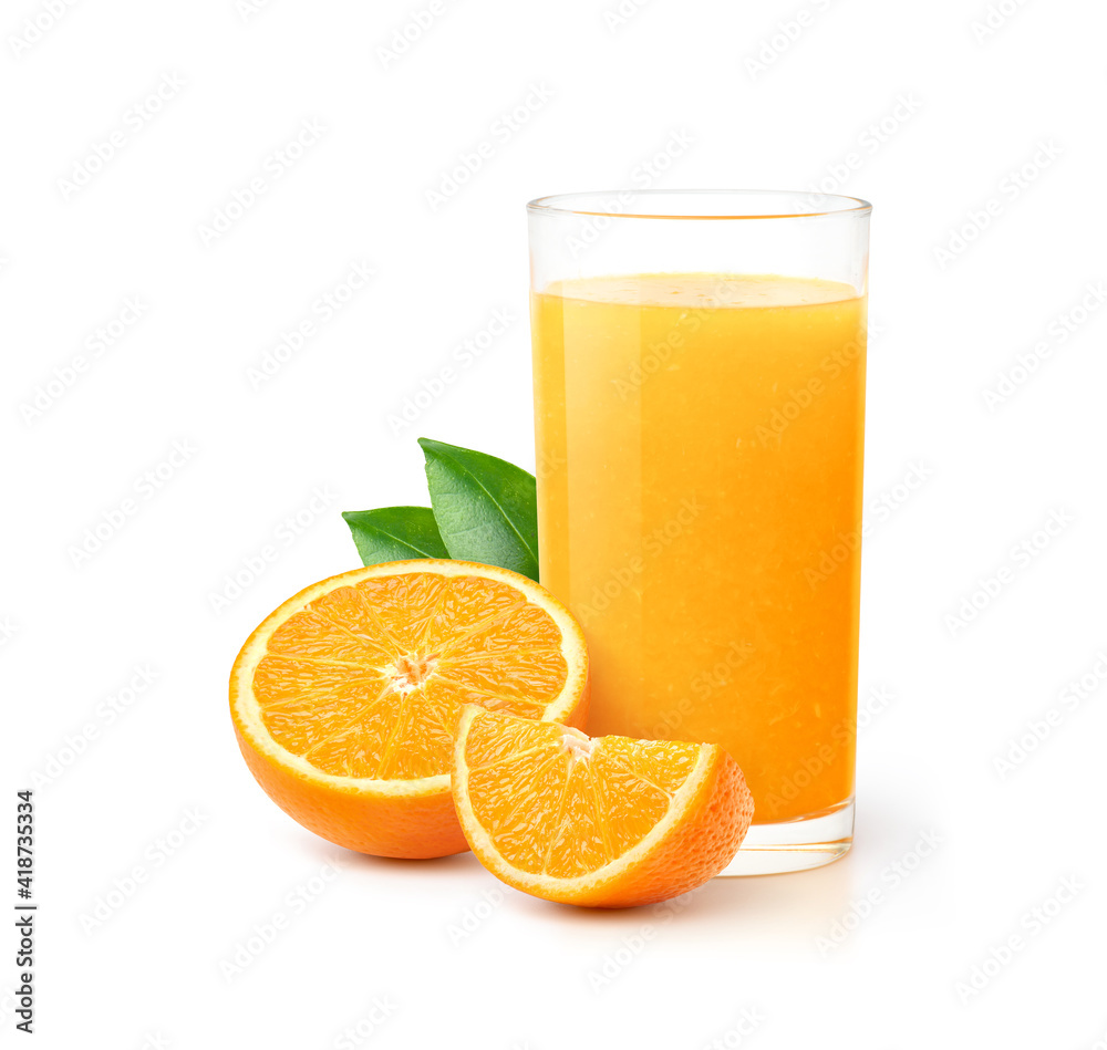 一杯100%橙汁，白色背景上有橙色的果囊和切片。