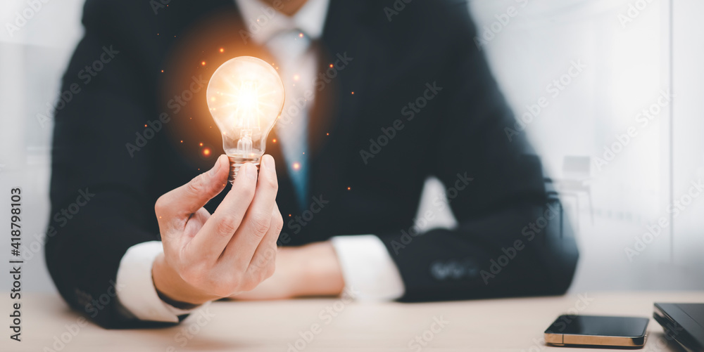 近距离接触灯泡和在办公桌上工作，创造力和创新是成功的关键。概念o