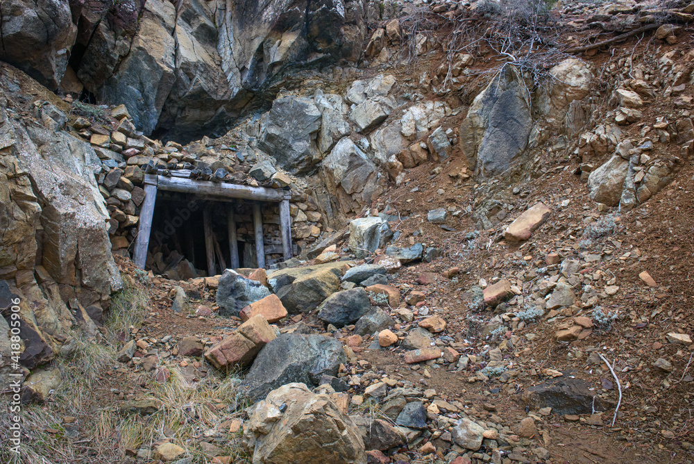 山区旧矿入口。塞浦路斯特罗多斯废弃的Hadjipavlou铬铁矿