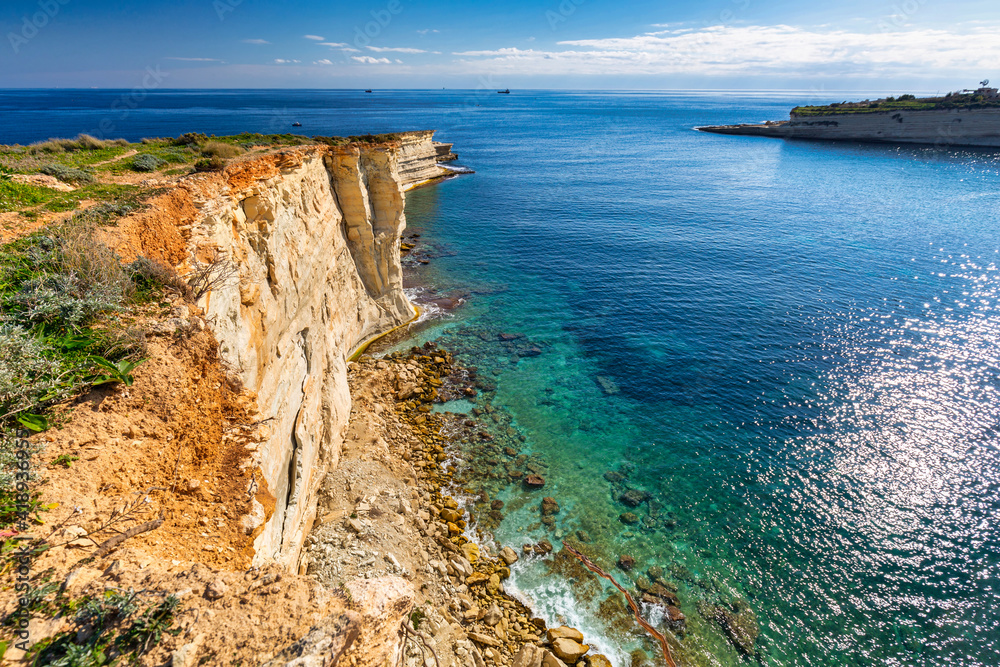 Maraxlokk村美丽的马耳他悬崖。