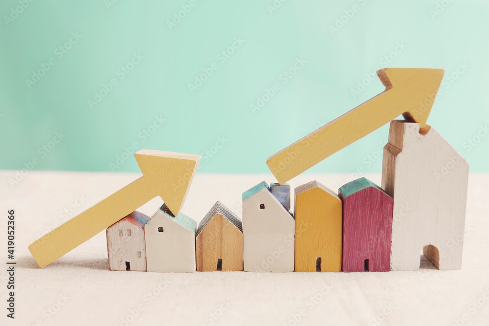 黄色箭头向上的木屋。住房繁荣，房地产市场增长，房地产需求旺盛