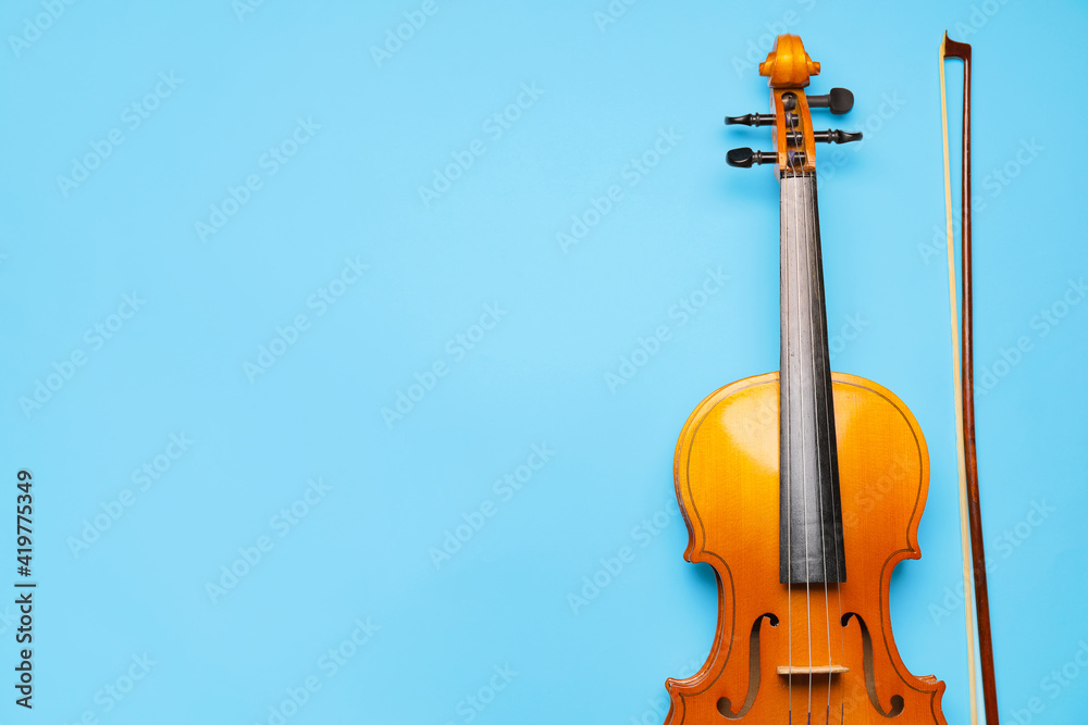 美丽的小提琴和彩色背景的蝴蝶结