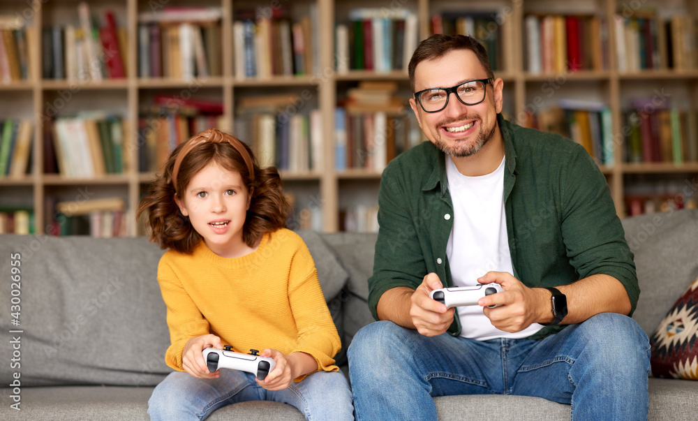 父女俩在家玩电子游戏