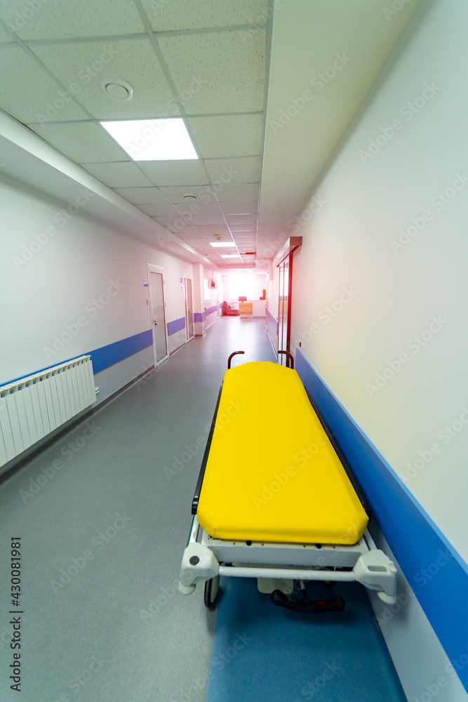 医疗临床病床立在走廊里。医院走廊的现代医疗内部。