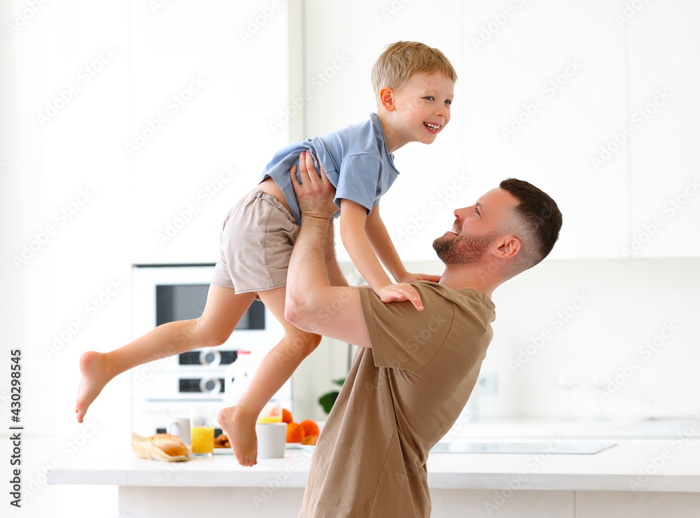 爸爸和可爱的小儿子一起玩，在家玩得很开心