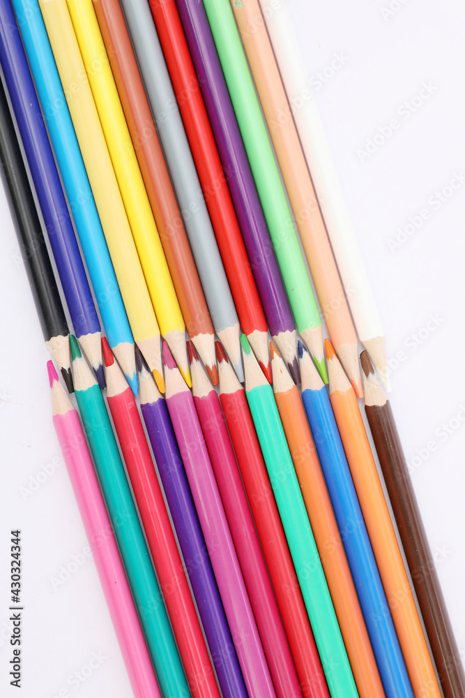 白色背景上锋利的彩色铅笔，漂亮的十字笔尖，俯视图