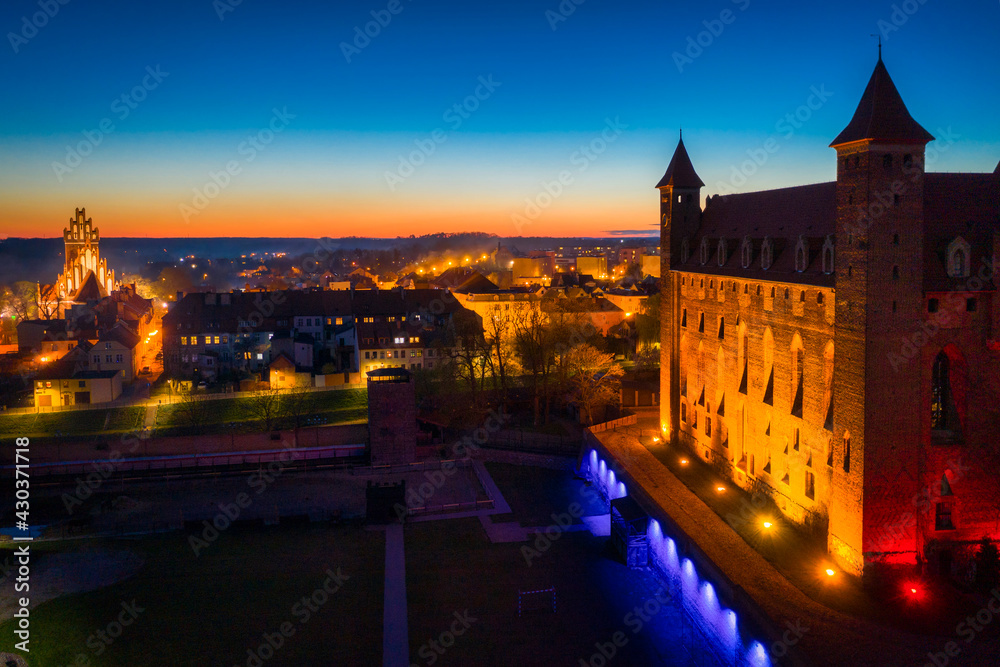 波兰Gniew镇的条顿城堡在夜晚点亮