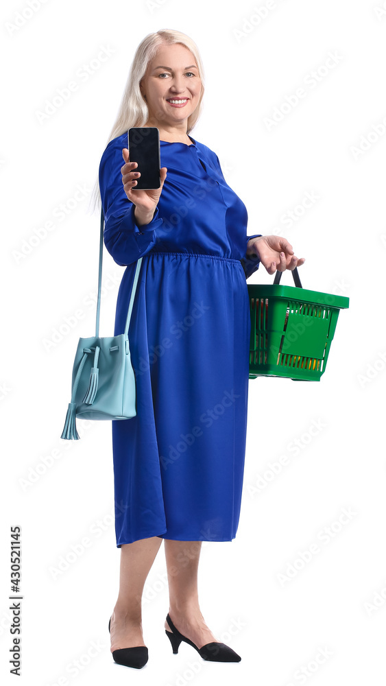 白底带着购物篮和手机的成熟女人