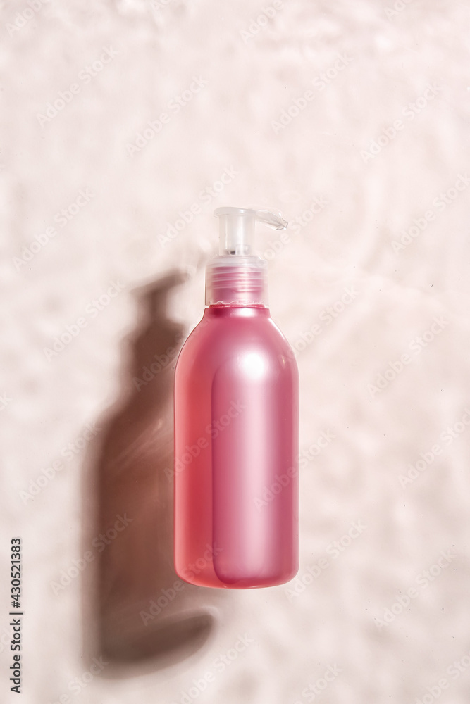 一瓶化妆品在水中，背景为浅色