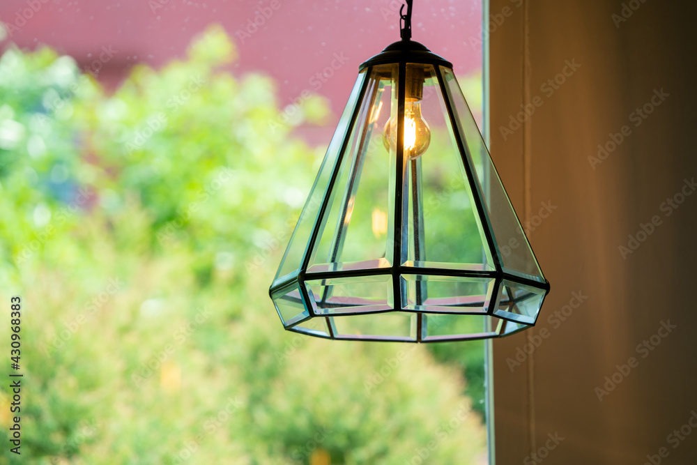 现代咖啡馆的爱迪生灯泡和电灯电悬挂装饰，现代灯泡