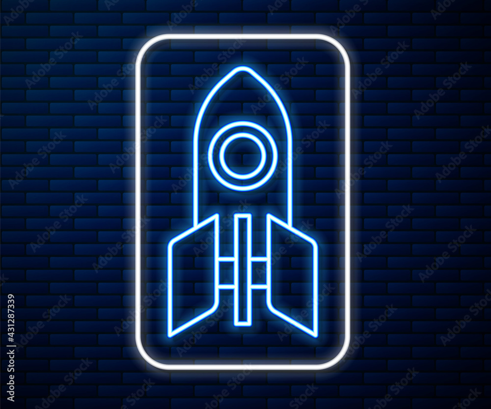 闪闪发光的霓虹灯线火箭飞船图标被隔离在砖墙背景上。太空旅行。矢量