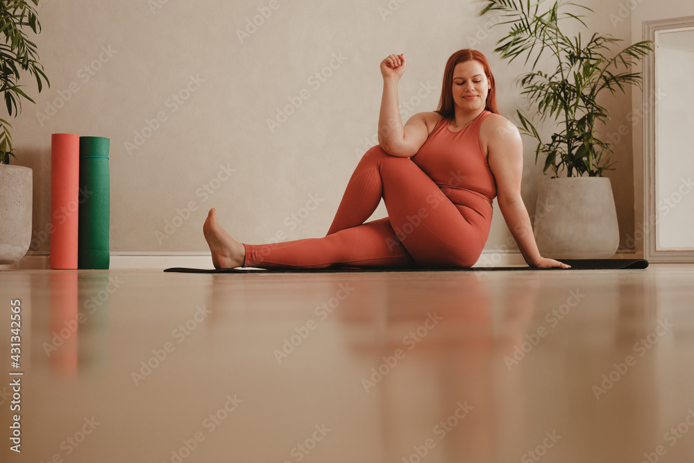 健康女性在家做瑜伽