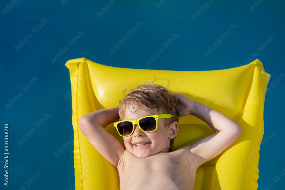 暑假快乐儿童游泳