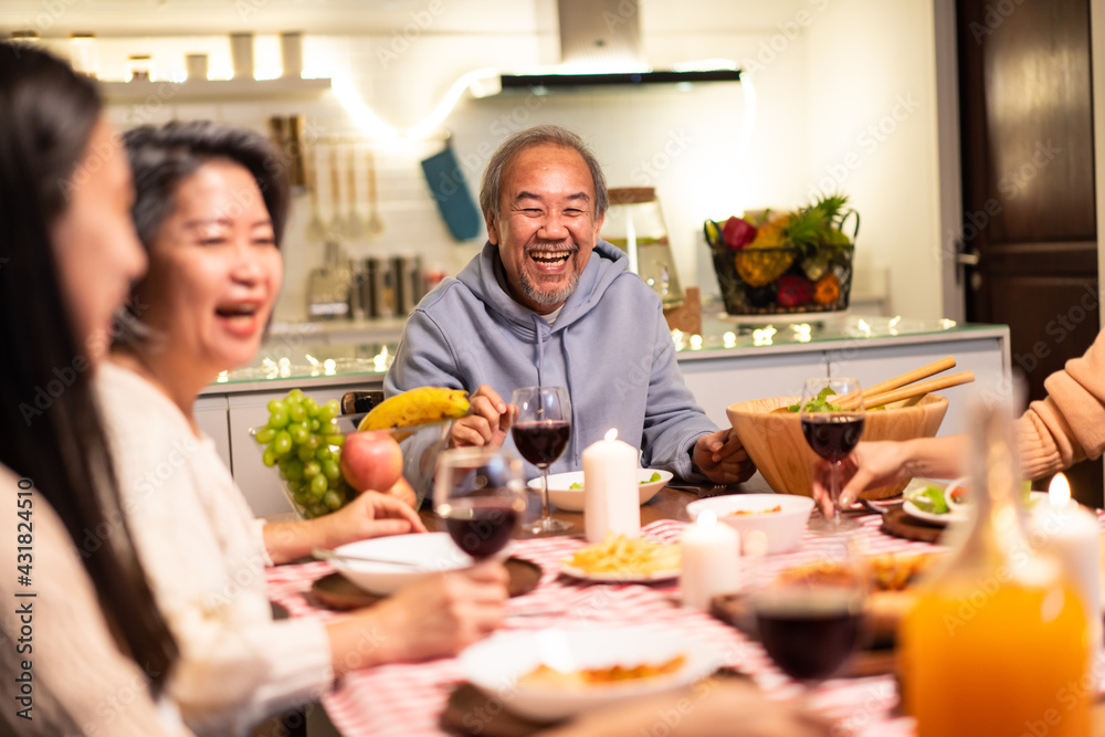 亚洲大家庭喜欢在圣诞派对上吃东西和喝饮料。